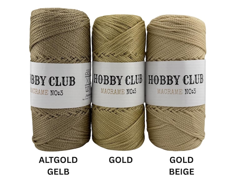Drei hochwertige Makramee-Garne von Hobby Club Macrame No.3 in den Farben Altgoldgelb, Gold und Goldbeige, ideal für edle Makramee- und Dekorationsprojekte, auf weißem Hintergrund dargestellt.