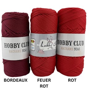 Drei hochwertige Makramee-Garne von Hobby Club Macrame No.3 in den Farben Bordeaux, Feuerrot und Rot, perfekt für auffällige und kreative Handarbeitsprojekte, auf weißem Hintergrund angeordnet.