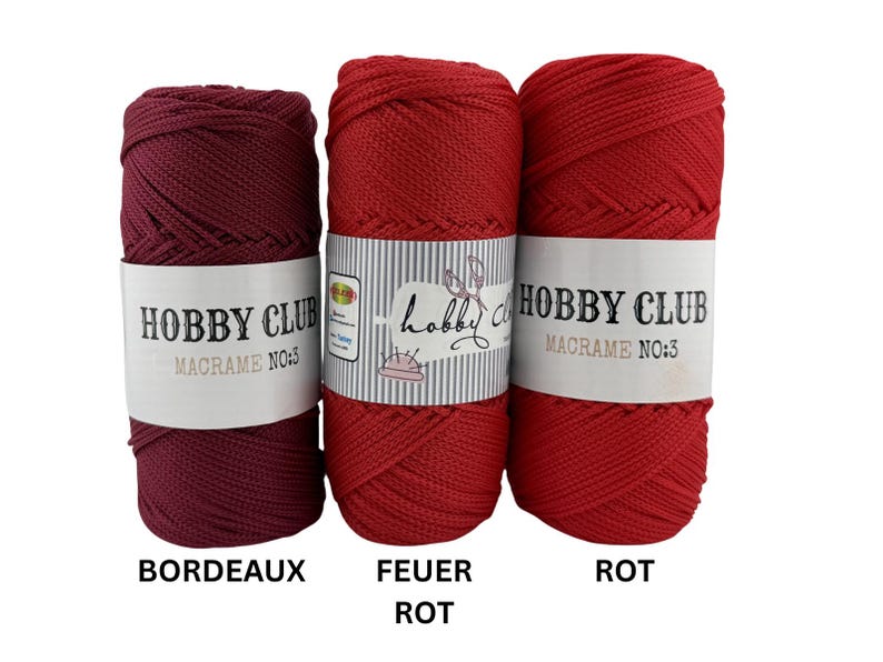 Drei hochwertige Makramee-Garne von Hobby Club Macrame No.3 in den Farben Bordeaux, Feuerrot und Rot, perfekt für auffällige und kreative Handarbeitsprojekte, auf weißem Hintergrund angeordnet.
