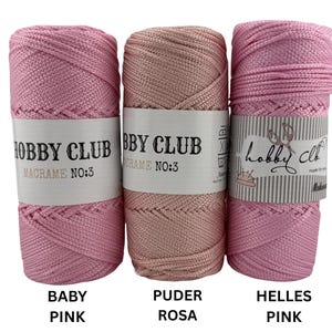 Drei Nuancen von Hobby Club Macrame No:3 Garnen in Rosa: Baby Pink, Puder Rosa und Helles Pink nebeneinander auf weißem Hintergrund für Handarbeitsprojekte.