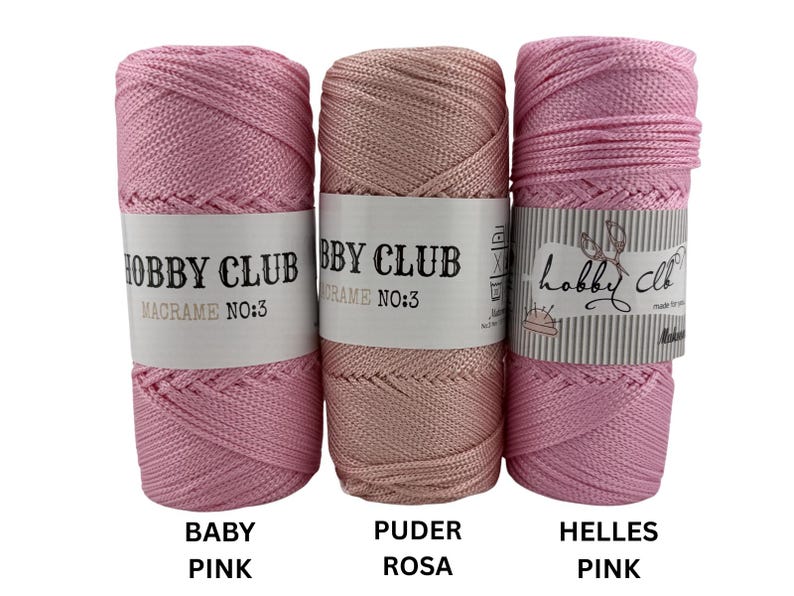 Drei Nuancen von Hobby Club Macrame No:3 Garnen in Rosa: Baby Pink, Puder Rosa und Helles Pink nebeneinander auf weißem Hintergrund für Handarbeitsprojekte.