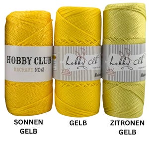 Drei verschiedene Gelbtöne von Hobby Club Macrame No:3 Garnen: Sonnengelb, Gelb und Zitronengelb nebeneinander auf weißem Hintergrund für Makramee-Projekte.