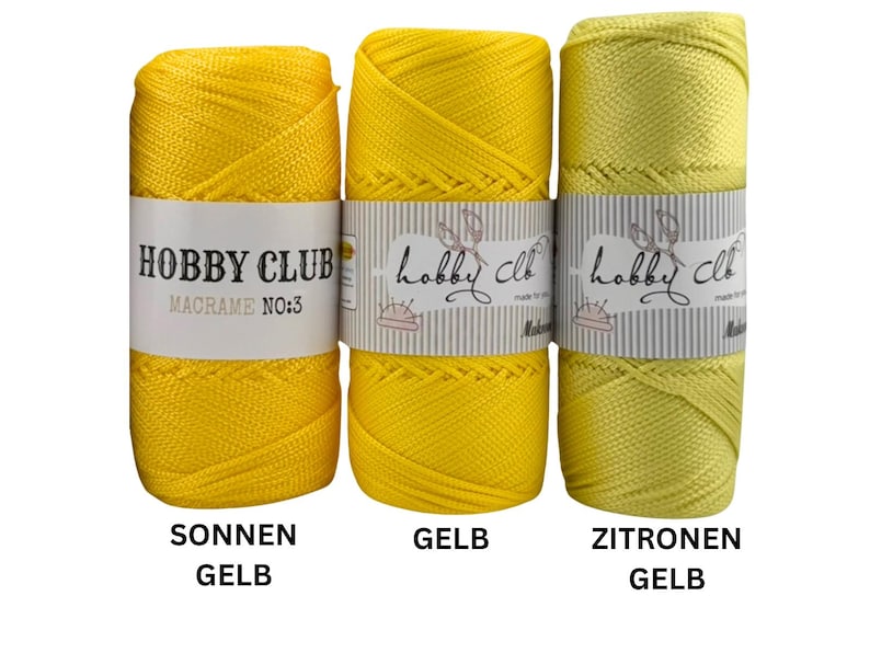 Drei verschiedene Gelbtöne von Hobby Club Macrame No:3 Garnen: Sonnengelb, Gelb und Zitronengelb nebeneinander auf weißem Hintergrund für Makramee-Projekte.