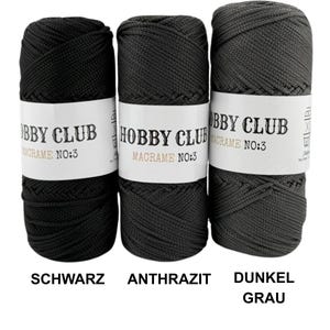 Drei hochwertige Makramee-Garne von Hobby Club Macrame No.3 in den Farben Schwarz, Anthrazit und Dunkelgrau, ideal für moderne DIY- und Makramee-Projekte, auf weißem Hintergrund angeordnet.