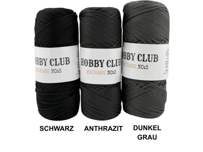 Drei hochwertige Makramee-Garne von Hobby Club Macrame No.3 in den Farben Schwarz, Anthrazit und Dunkelgrau, ideal für moderne DIY- und Makramee-Projekte, auf weißem Hintergrund angeordnet.