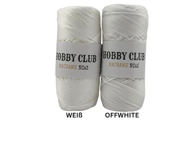 Zwei hochwertige Makramee-Garne von Hobby Club Macrame No.3 in den Farben Weiß und Offwhite, perfekt für elegante Makramee- und DIY-Projekte, auf weißem Hintergrund angeordnet.