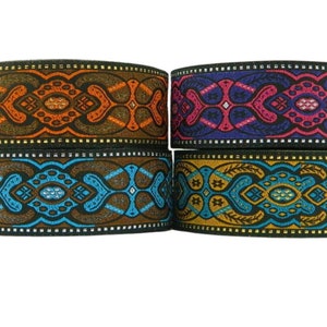 Può includere: Quattro diversi bordi decorativi con motivi geometrici in arancio, viola, blu e oro su sfondo marrone.
