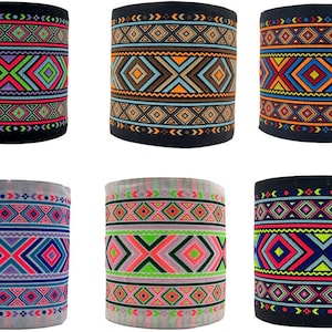 Può includere: Sei diversi cerchietti in tessuto con motivi diversi con disegni geometrici in vari colori, tra cui nero, bianco, rosa, blu, verde, arancione e rosso.