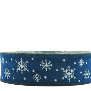 Può includere: Un rotolo di nastro blu con un motivo a fiocco di neve bianco.