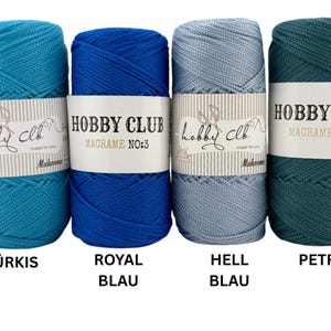 Vier hochwertige Makramee-Garne von Hobby Club Macrame No.3 in den Farben Türkis, Royalblau, Hellblau und Petrol, ideal für kreative Bastel- und Makramee-Arbeiten, auf weißem Hintergrund dargestellt.