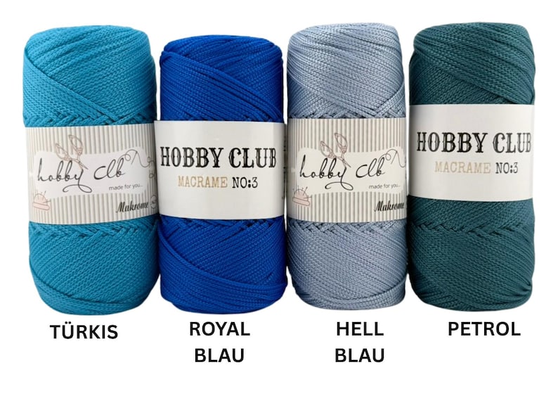 Vier hochwertige Makramee-Garne von Hobby Club Macrame No.3 in den Farben Türkis, Royalblau, Hellblau und Petrol, ideal für kreative Bastel- und Makramee-Arbeiten, auf weißem Hintergrund dargestellt.