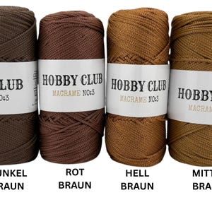 Vier hochwertige Makramee-Garne von Hobby Club Macrame No.3 in den Farben Dunkelbraun, Rotbraun, Hellbraun und Mittelbraun, ideal für kreative DIY- und Makramee-Projekte, auf weißem Hintergrund angeordnet.