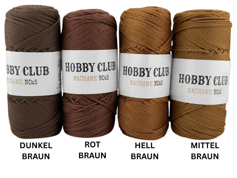 Vier hochwertige Makramee-Garne von Hobby Club Macrame No.3 in den Farben Dunkelbraun, Rotbraun, Hellbraun und Mittelbraun, ideal für kreative DIY- und Makramee-Projekte, auf weißem Hintergrund angeordnet.