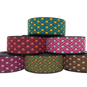 Peut inclure: Six rouleaux de ruban tissé avec un motif géométrique. Le ruban est disponible en turquoise, rouge, rose, vert, marron et violet.