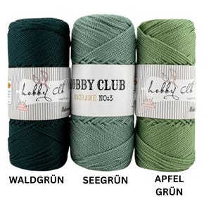 Drei hochwertige Makramee-Garne von Hobby Club Macrame No.3 in den Farben Waldgrün, Seegrün und Apfelgrün, ideal für Makramee-, Häkel- und DIY-Projekte, auf weißem Hintergrund übersichtlich angeordnet.