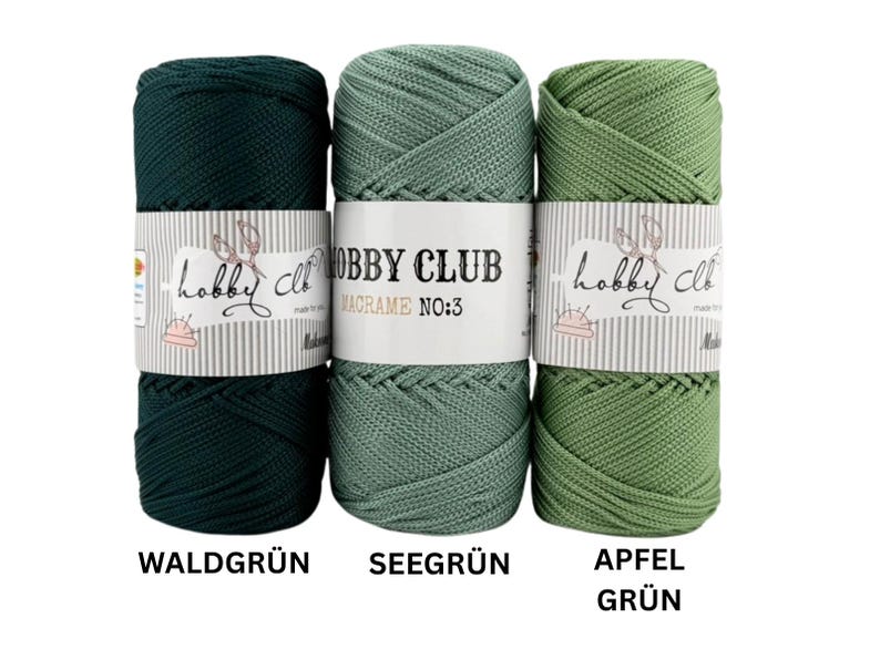 Drei hochwertige Makramee-Garne von Hobby Club Macrame No.3 in den Farben Waldgrün, Seegrün und Apfelgrün, ideal für Makramee-, Häkel- und DIY-Projekte, auf weißem Hintergrund übersichtlich angeordnet.