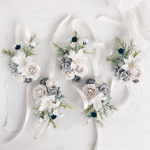 breed Vloeibaar ui Witte bloem pols corsage grijze bloem bruidsmeisjes corsage | Etsy Nederland
