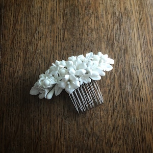 White flower hair comb for bride, bridal hair comb with flowers in white porcelain, wedding veil comb.