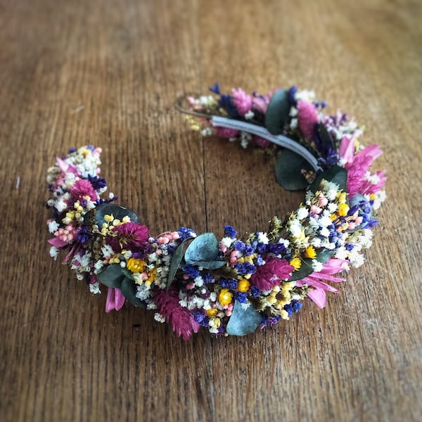 Hoofdband van kleurrijke bewaarde bloemen voor de gast. Bloemenhoofdband in Boho-stijl. Elegante kleurrijke bloemenhoofdband voor de bruid.