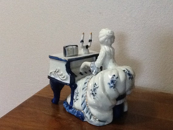 Delft style figurine: lady playing the piano