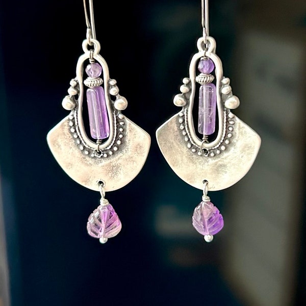 Boucles d'oreilles bohème améthyste, boucles d'oreilles artisanales, boucles d'oreilles argentées et violettes, pierre de naissance de février, amoureux du violet, boucles d'oreilles esprit voyage