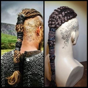 Op de afbeelding: Gevlochten pruik met een geschoren hoofd ontwerp, met een lange, gewikkelde vlecht. De vlecht is vastgezet met zwarte leren bandjes. De pruik is ontworpen om een Viking kapsel na te bootsen, met een tatoeage zichtbaar op de achterkant van het hoofd.