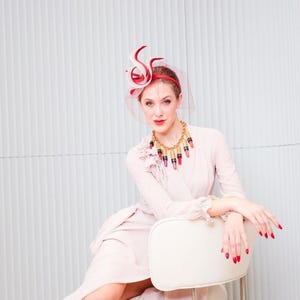 Kopschmuck aus Sinamay und Crinoline, Fascinator für Brautjungfer, Brauthut