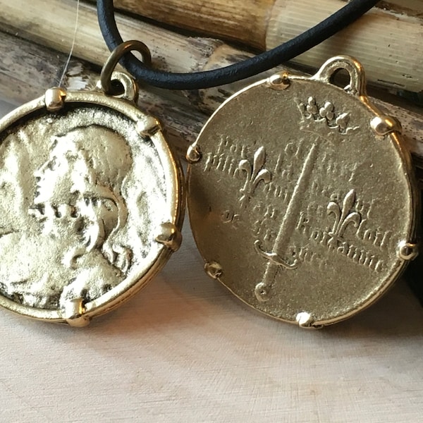 Jeanne d'Arc Anhänger: Doppelseitig Antik Gold, verstellbare Schnur