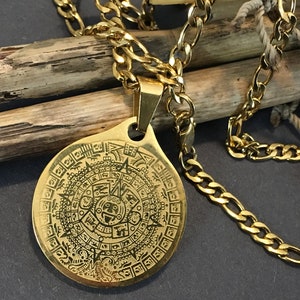 Colgante de acero inoxidable dorado con calendario solar maya en un collar de acero inoxidable dorado resistente al deslustre de 20” o 24” Collares colgantes para hombre