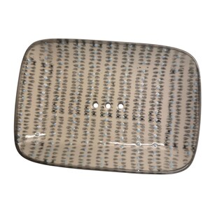 Può includere: Un portasapone rettangolare in ceramica con sfondo bianco e un motivo di piccoli punti grigi e blu. Il portasapone ha tre fori di scarico.