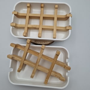 Rektangulär tvålkopp med avrinning, tillverkad av bambuträ