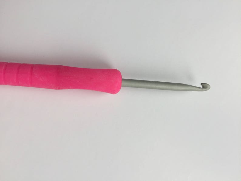 Puede incluir: Un gancho de ganchillo rosa y plateado con un agarre c&oacute;modo.