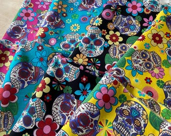 Tela de algodón con calaveras de azúcar - Rose&Hubble - Tela 100 % algodón con calaveras y flores en tonos cereza, turquesa y negro. Material artesanal.