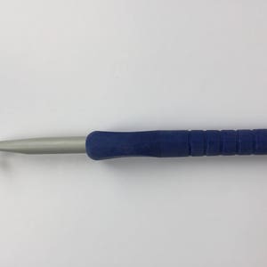 Puede incluir: Un gancho de ganchillo azul y plateado con un mango azul texturizado.