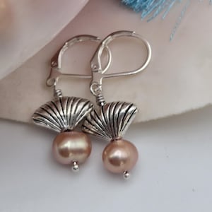 Pendientes con temática marina: apatita, perla, aventurina y concha, joyería boho bañada en plata.