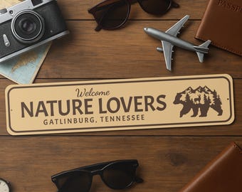 Cartello di benvenuto per gli amanti della natura, decorazione per Gatlinburg, Tennessee, cartello per baita in Tennessee, regalo per gli amanti della natura, cartello da parete di Gatlinburg - Cartello in metallo