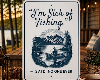 以下が含まれることがあります： 青い縁取りと「I'm Sick of Fishing」の文字が入った長方形の白い金属製の看板。テキストの下には、背景に山々のある湖でボートに乗って釣りをしている人の青いイラストがあります。「- SAID NO ONE EVER」の文字が下にあります。