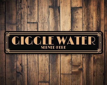 Giggle Water Sign, Giggle Water Servied, Servied Here Zeichen, lustiges Bardekor, Barschild, Hausbardekor, Barwand - Hochwertige Aluminiumdekorationen