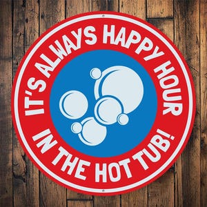 Könnte beinhalten: Rundes Schild in Rot und Blau mit weißem Text "It's Always Happy Hour In The Hot Tub!" und einer Grafik mit Blasen in der Mitte.