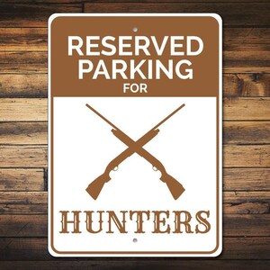 Regalo para cazadores, letrero de estacionamiento para cazadores, regalo para amantes de la caza, decoración de caza, letrero de cazador, letrero de caza, cueva de hombre cazador, decoración de caza de aluminio de calidad imagen 1