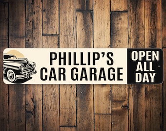 Puede incluir: Un letrero blanco y negro con una ilustración de un coche antiguo y el texto "Phillip's Car Garage" y "Abierto todo el día".