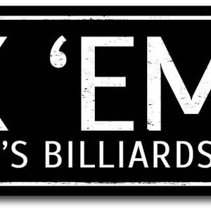 Puede incluir: Se&ntilde;al en blanco y negro con el texto "Rack 'Em Up!" y "Justin's Billiards Club".