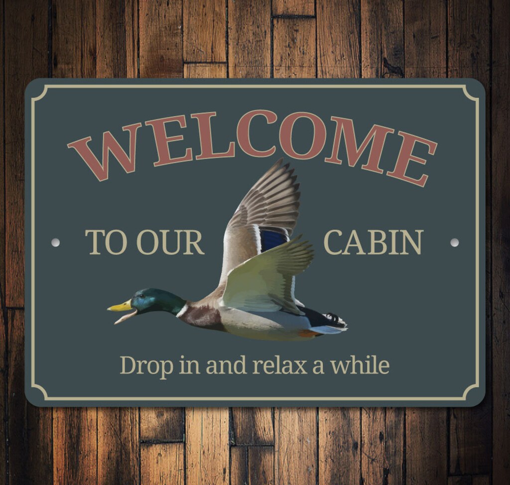 Targa In Metallo Decorativa Cabin Welcome Sign Duck - Cartello 20x30 Cm Con Anatra Per Garage, Casa, Bar, Regalo Cacciatore