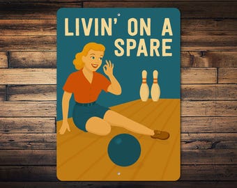 Znak „Livin On A Spare”, znak „Retro Bowling”, dekoracja pokoju gier, znak „Kręgielnia”, prezent dla kręglarza, jaskinia kręgielni, znak „Kręgielnia”, metalowy znak