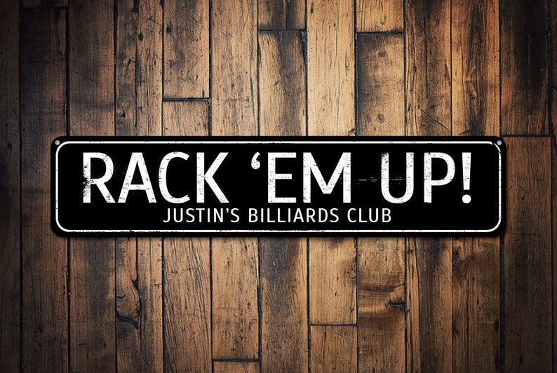 Puede incluir: Un letrero en blanco y negro con el texto "Rack 'Em Up!" y "Justin's Billiards Club" sobre un fondo de madera.