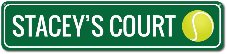 K&ouml;nnte beinhalten: Ein gr&uuml;nes und wei&szlig;es Schild mit dem Text "STACEY'S COURT" in wei&szlig;en Buchstaben. Ein gelber Tennisball befindet sich auf der rechten Seite des Schildes.