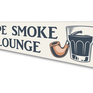 以下が含まれることがあります： 「PIPE SMOKE LOUNGE」と青い文字で書かれた白い看板。看板の右側には、茶色のパイプと暗い液体の入ったグラスが描かれている。