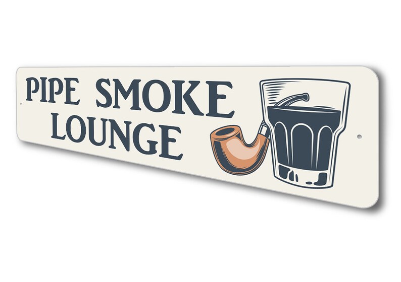 以下が含まれることがあります： 「PIPE SMOKE LOUNGE」と青い文字で書かれた白い看板。看板の右側には、茶色のパイプと暗い液体の入ったグラスが描かれている。