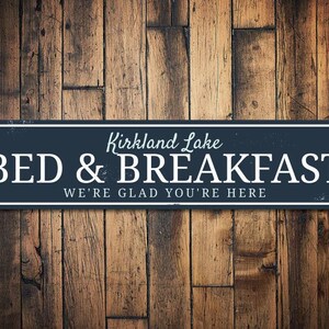 Bed & Breakfast bord, gepersonaliseerd We zijn blij dat je hier bent bord, Lake locatienaam B en B Lake House Decor - Kwaliteit aluminium decorborden