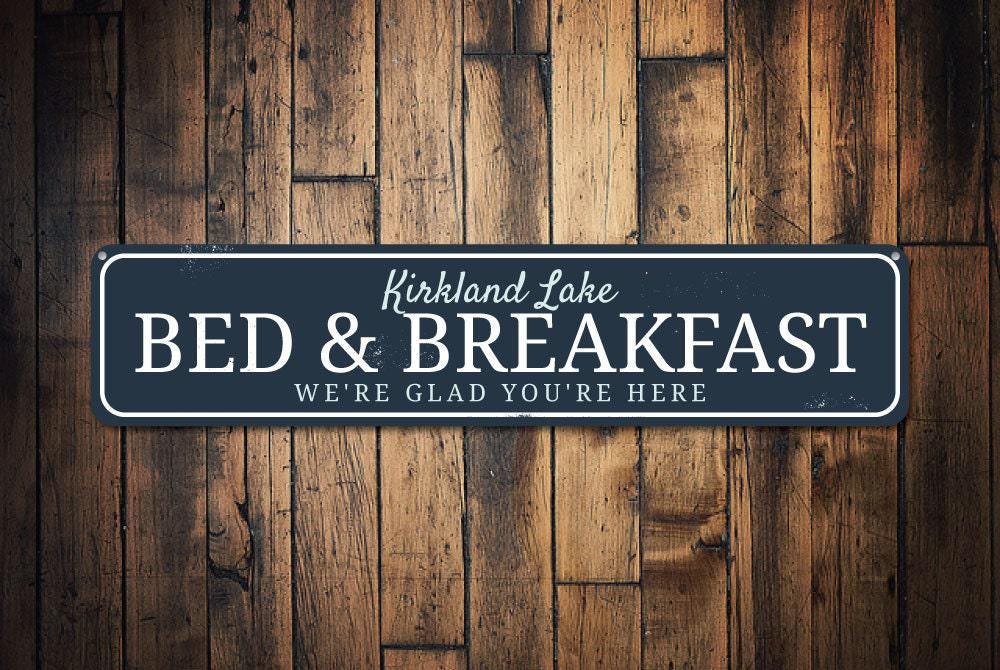 Insegna In Lamiera 'The Sign Mom's Bed Breakfast' – Decorazione Da Parete 20,3 X 30,5 Cm